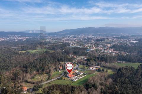 Moradia T4 com piscina e jardim em Fragoso