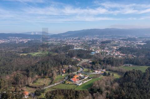 Moradia T4 com piscina e jardim em Fragoso