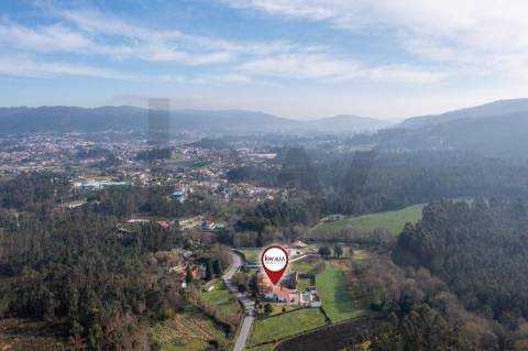 Moradia T4 com piscina e jardim em Fragoso