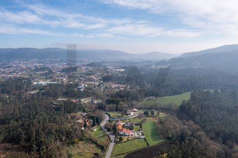 Moradia T4 com piscina e jardim em Fragoso