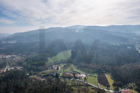 Moradia T4 com piscina e jardim em Fragoso