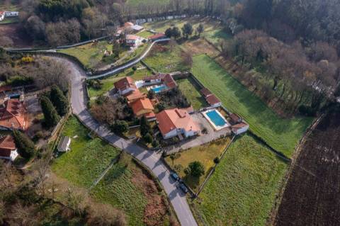 Moradia T4 com piscina e jardim em Fragoso