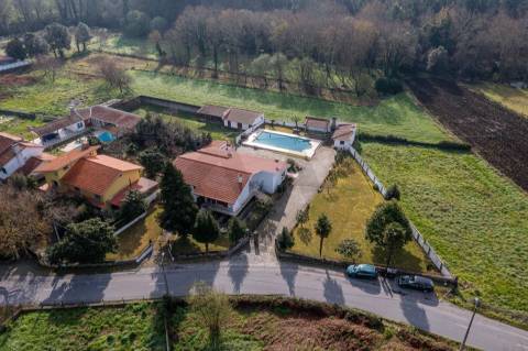 Moradia T4 com piscina e jardim em Fragoso