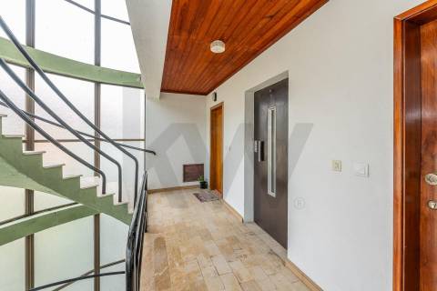 Apartamento T1+1 com Enorme Terraço Privativo