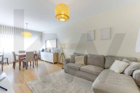 Apartamento T2 em São Mamede Infesta com excelente exposição solar.