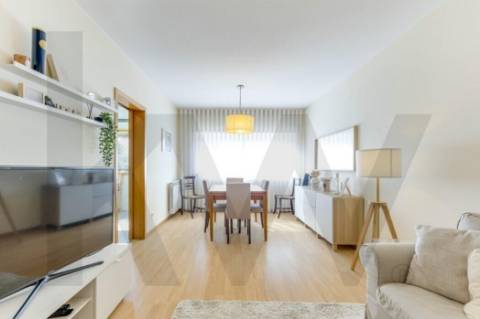 Apartamento T2 em São Mamede Infesta com excelente exposição solar.