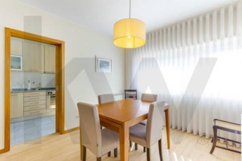 Apartamento T2 em São Mamede Infesta com excelente exposição solar.