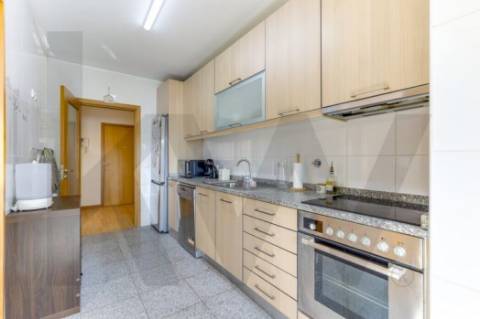 Apartamento T2 em São Mamede Infesta com excelente exposição solar.