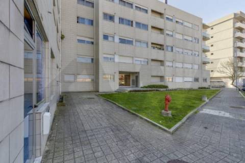 Apartamento T2 em São Mamede Infesta com excelente exposição solar.