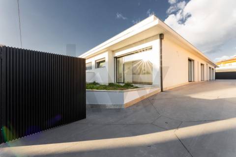 Moradia Térrea de luxo com três quartos suítes,  às portas da Cidade de Braga