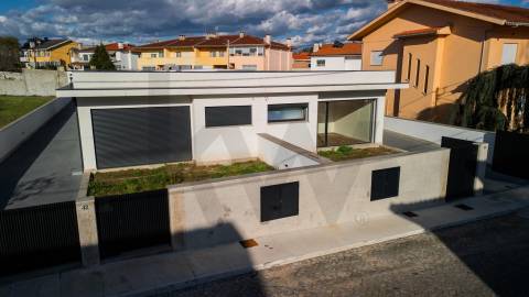 Moradia Térrea de luxo com três quartos suítes,  às portas da Cidade de Braga