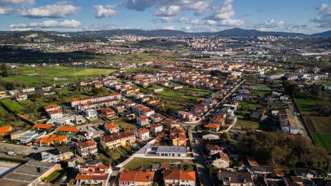 Moradia Térrea de luxo com três quartos suítes,  às portas da Cidade de Braga