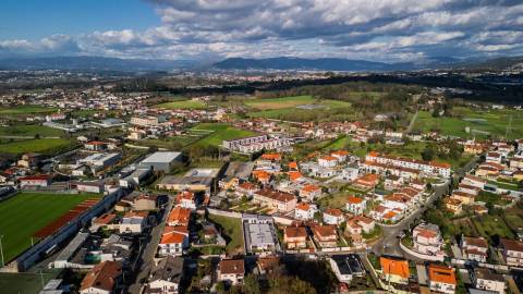 Moradia Térrea de luxo com três quartos suítes,  às portas da Cidade de Braga