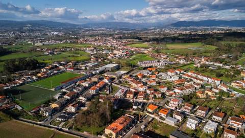 Moradia Térrea de luxo com três quartos suítes,  às portas da Cidade de Braga