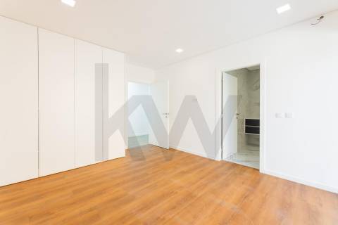 Moradia Térrea de luxo com três quartos suítes,  às portas da Cidade de Braga