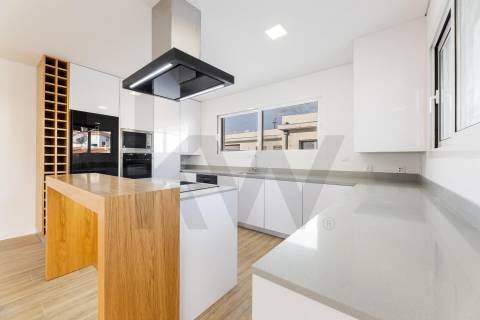 Moradia Térrea de luxo com três quartos suítes,  às portas da Cidade de Braga