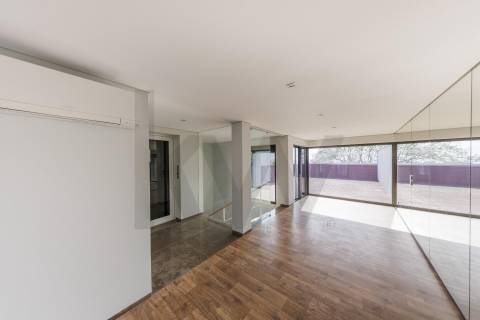 MORADIA T4+1 DE LUXO - RUA DE GONDARÉM (PORTO)