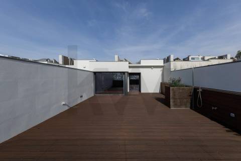 MORADIA T4+1 DE LUXO - RUA DE GONDARÉM (PORTO)