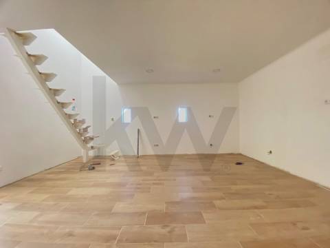 Moradia em Banda T3 C/ Terraço - EM RENOVAÇÃO - Alcongosta - Fundão