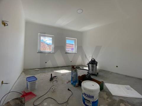 Moradia em Banda T3 C/ Terraço - EM RENOVAÇÃO - Alcongosta - Fundão