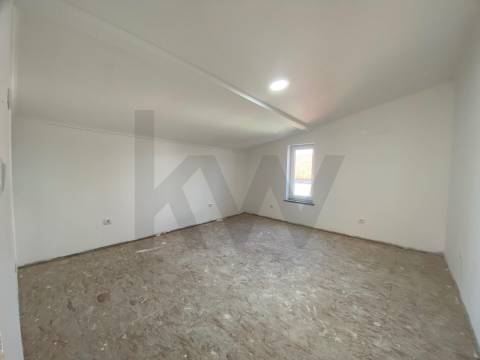 Moradia em Banda T3 C/ Terraço - EM RENOVAÇÃO - Alcongosta - Fundão