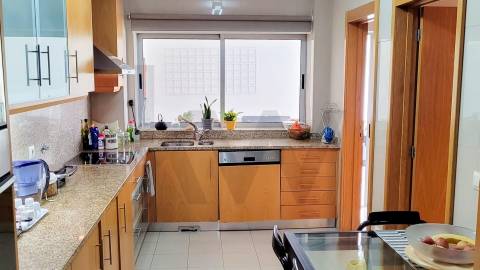 Apartamento T4 com Terraço, 2 Suítes e Box Fechada