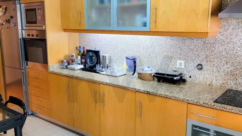 Apartamento T4 com Terraço, 2 Suítes e Box Fechada