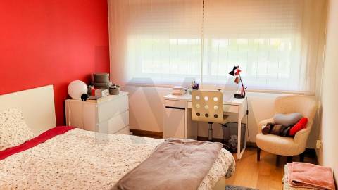 Apartamento T4 com Terraço, 2 Suítes e Box Fechada