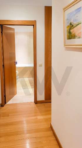 Apartamento T4 com Terraço, 2 Suítes e Box Fechada