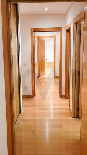 Apartamento T4 com Terraço, 2 Suítes e Box Fechada