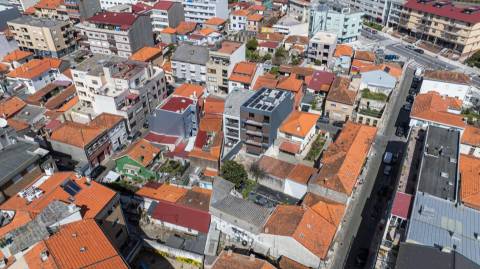 T1 com varanda a poente, novo, no centro de Leça da Palmeira