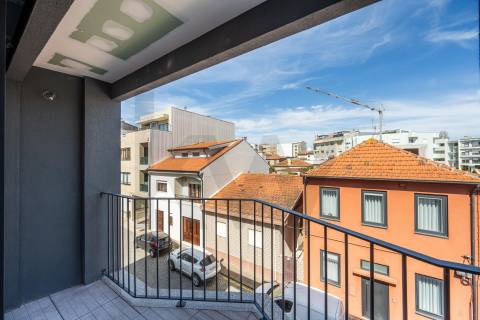 T1 frente, com varanda, novo, no centro de Leça da Palmeira