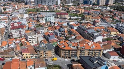 T1 frente, com varanda, novo, no centro de Leça da Palmeira