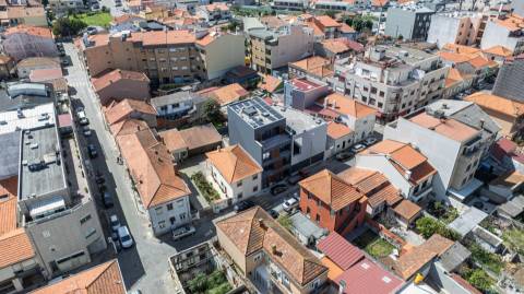 T1 frente, com varanda, novo, no centro de Leça da Palmeira