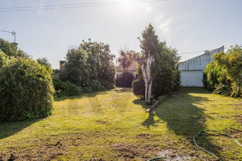 Moradia térrea nas "Quintas do Norte" com jardim e garagem - entre a praia e a ria