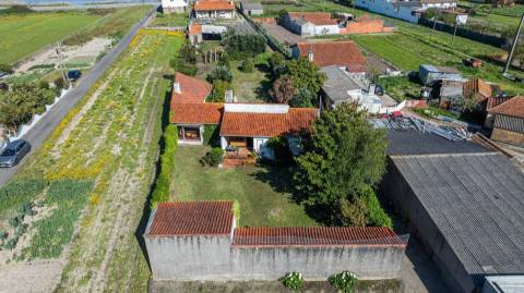 Moradia térrea nas "Quintas do Norte" com jardim e garagem - entre a praia e a ria