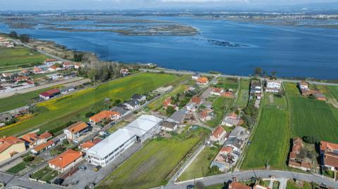Moradia térrea nas "Quintas do Norte" com jardim e garagem - entre a praia e a ria