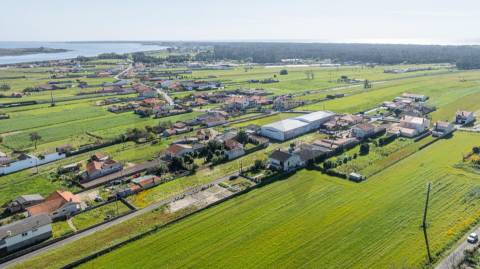 Moradia térrea nas "Quintas do Norte" com jardim e garagem - entre a praia e a ria