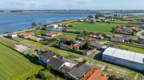 Moradia térrea nas "Quintas do Norte" com jardim e garagem - entre a praia e a ria