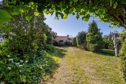 Moradia térrea nas "Quintas do Norte" com jardim e garagem - entre a praia e a ria