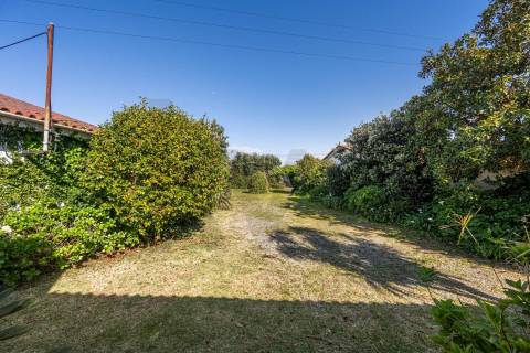 Moradia térrea nas "Quintas do Norte" com jardim e garagem - entre a praia e a ria