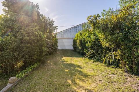 Moradia térrea nas "Quintas do Norte" com jardim e garagem - entre a praia e a ria