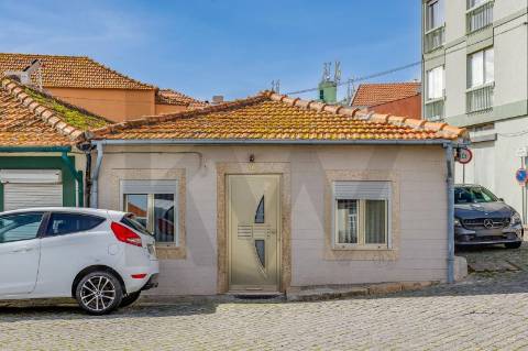 Moradia Térrea no centro de Leça da Palmeira junto ao mar!!