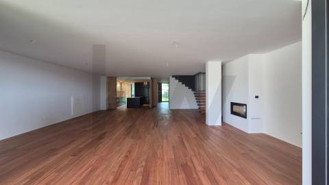 T4 Duplex com Piscina Privativa em Nevogilde NOVO