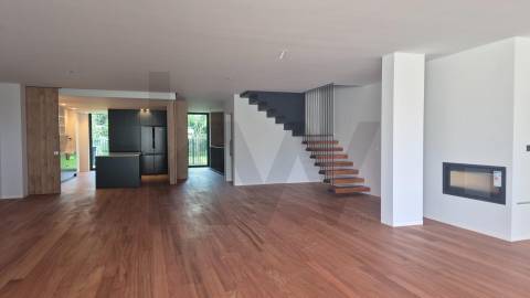 T4 Duplex com Piscina Privativa em Nevogilde NOVO