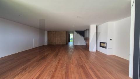 T4 Duplex com Piscina Privativa em Nevogilde NOVO