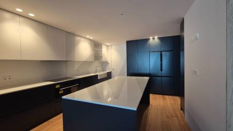 T4 Duplex com Piscina Privativa em Nevogilde NOVO