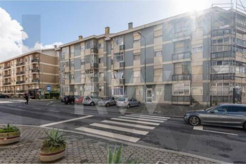 Apartamento T1+1 com marquise e lugar de garagem, na Rua da Bélgica em Vila Nova de Gaia