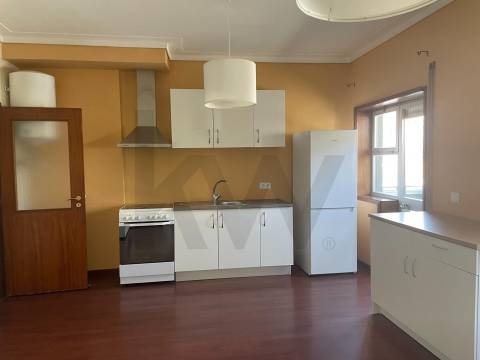 Apartamento T1+1 com marquise e lugar de garagem, na Rua da Bélgica em Vila Nova de Gaia