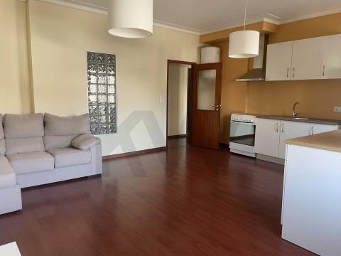 Apartamento T1+1 com marquise e lugar de garagem, na Rua da Bélgica em Vila Nova de Gaia